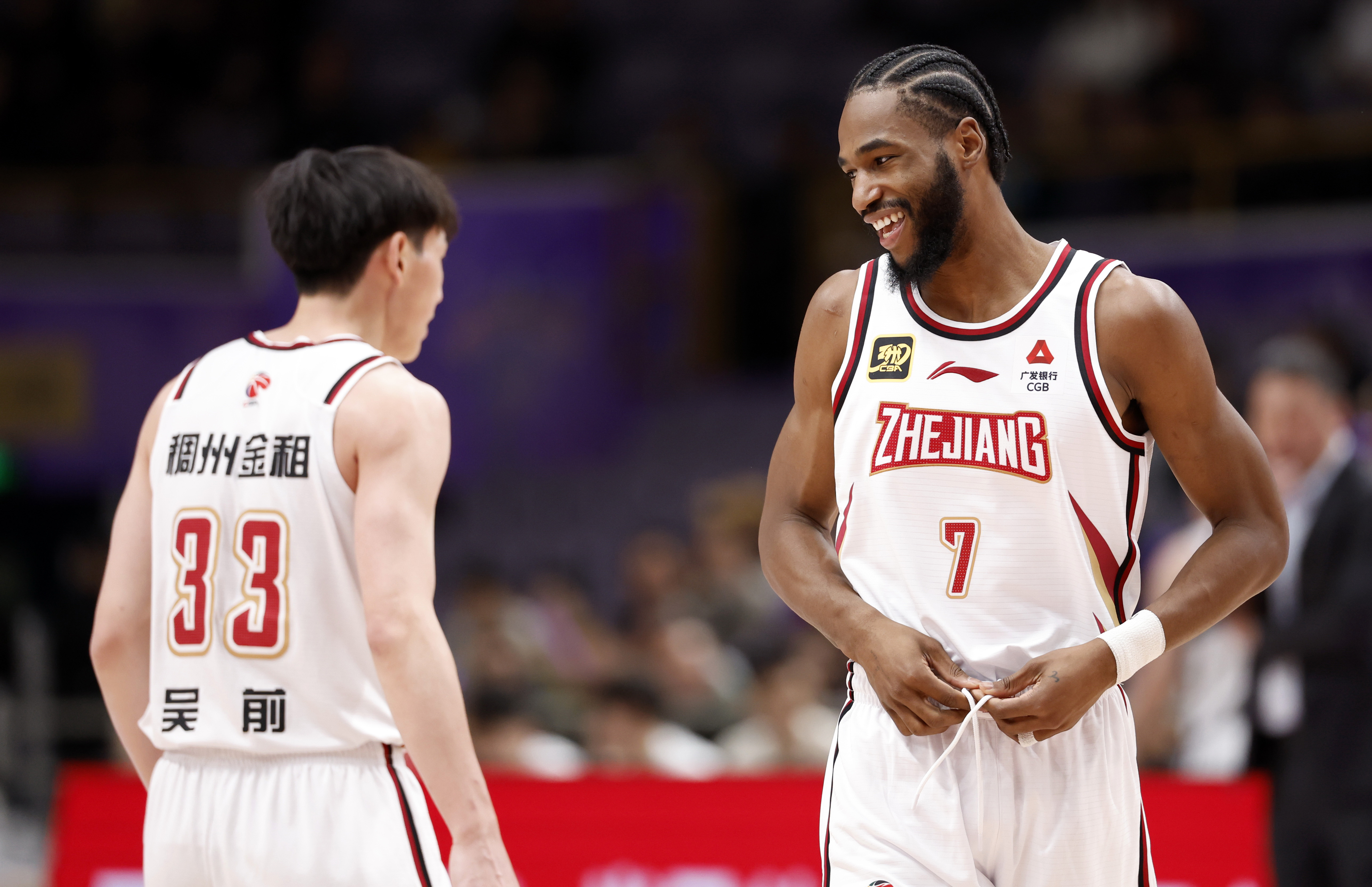 一场激烈篮球比赛的胜负揭晓
